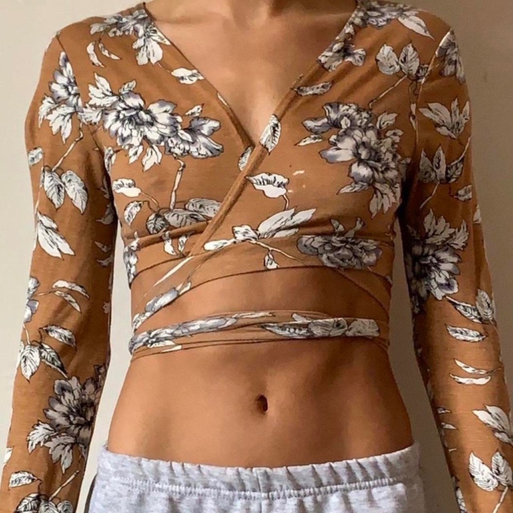 Super cute floral Nasty Gal wrap top🤍